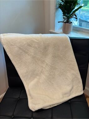 Plush White Cozy Throw Blanket - Soft Home Bedding